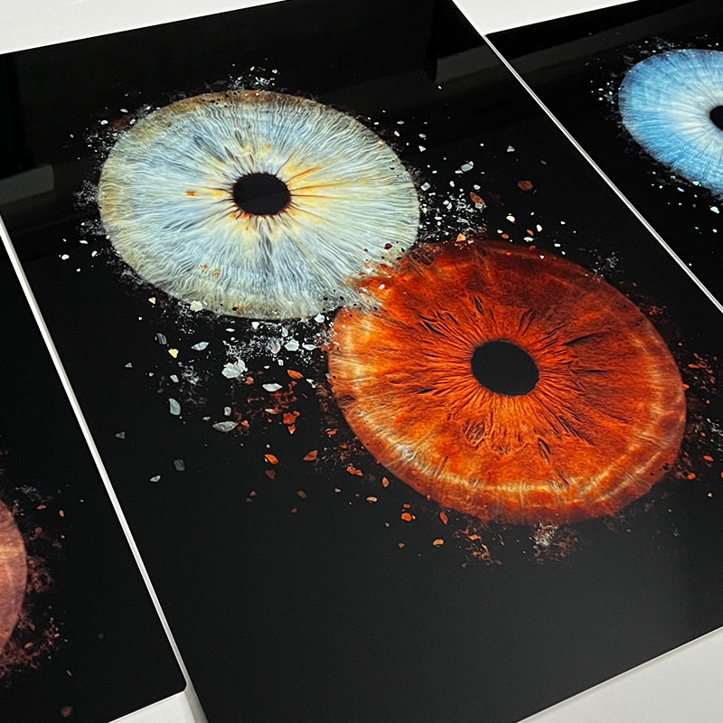 Duhovky tištěné na kovovém obrazu